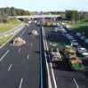 fransada yuzlerce ciftci otoyolu traktorleriyle kapatarak hukumeti protesto etti 1706372175 0653