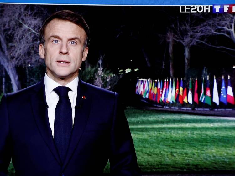 Makronla bağlı yeni qalmaqal: Fransa bayrağını "ləkələdi"