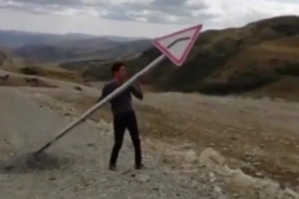 Xəbərdarlıq nişanı səhv quraşdırılıb? - VİDEO