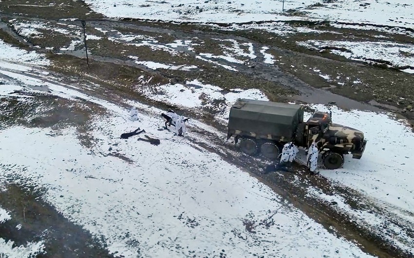 Komandolarımız "düşmən qruplaşması"nı zərərsizləşdirdi - VİDEO