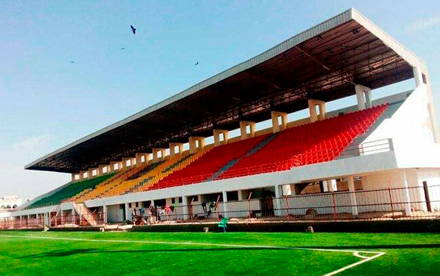 Futbol oynadığı palçıqlı meydançanı stadiona çevirdi - VİDEO
