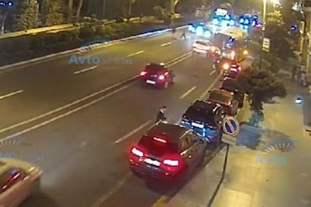 Bakıda yola qaçan piyadanı maşın vurdu - Anbaan video