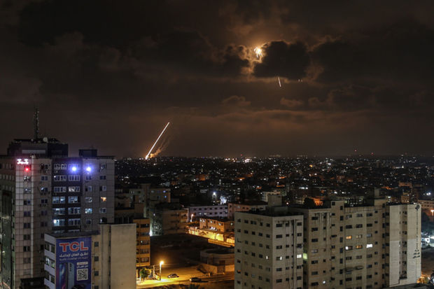 “Əl-Qəssam” yeni ilin ilk saatlarında Təl-Əvivə raket atıb - VİDEO