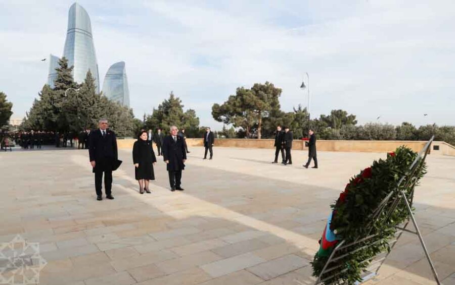 Hökumət rəsmiləri Şəhidlər xiyabanınında - FOTOLAR