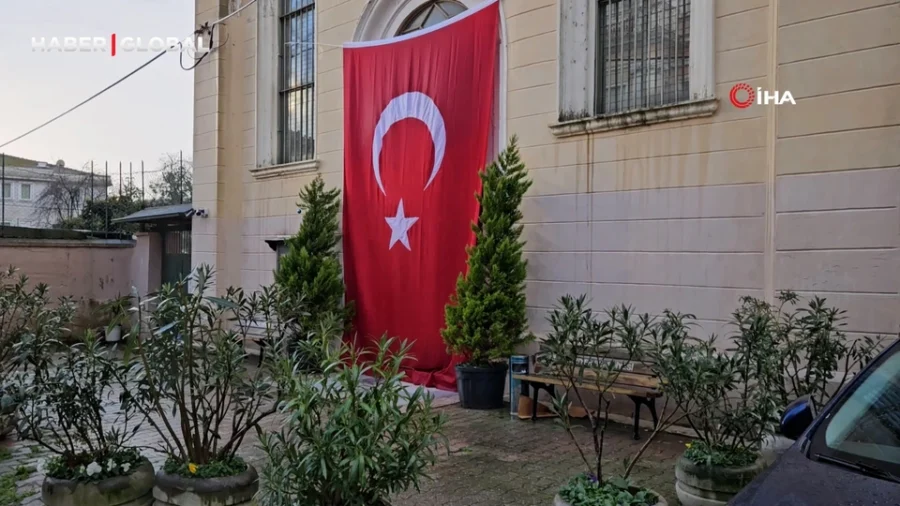 sariyerdeki santa maria kilisesine saldiri sonrasi dev turk bayragi asildi qsse