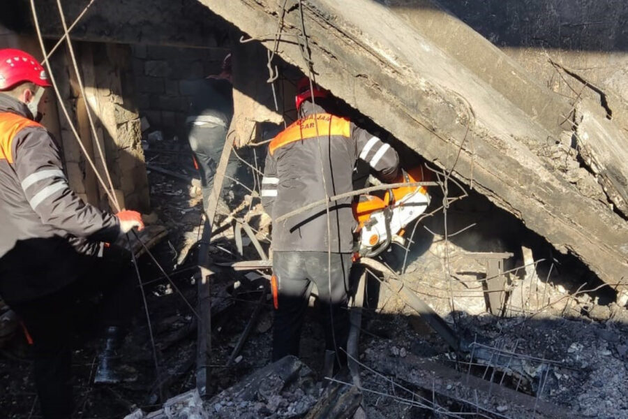 Bakıda sexdəki partlayışdan sonra axtarış-xilasetmə işləri belə aparılır - VİDEO 1 Bakıda sexdəki partlayışdan sonra axtarış-xilasetmə işləri belə aparılır - VİDEO