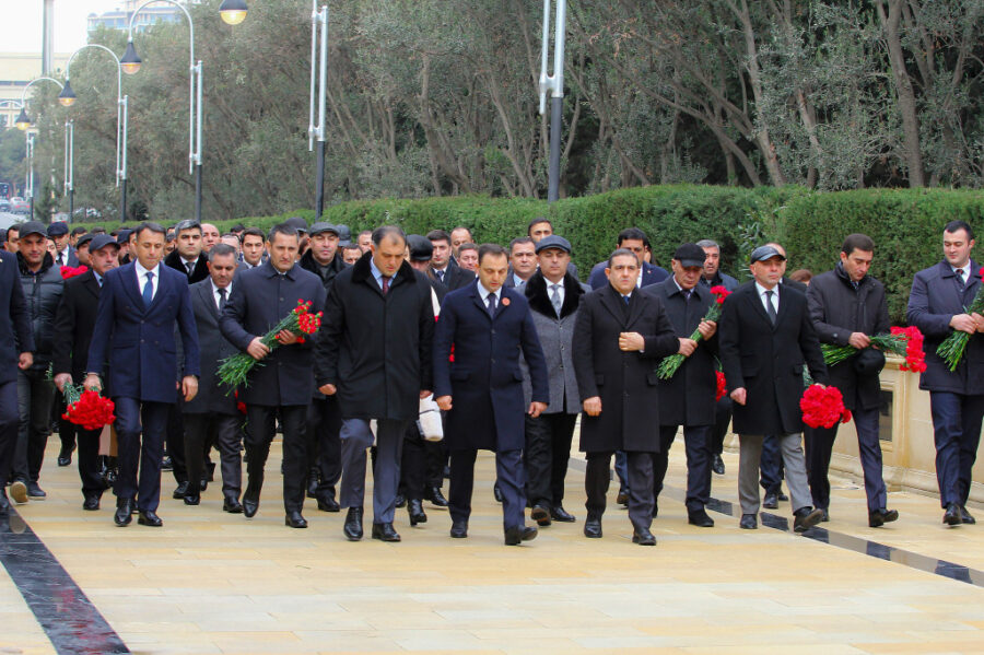 Dövlət Agentliyinin şəxsi heyəti Şəhidlər xiyabanında - FOTOLAR