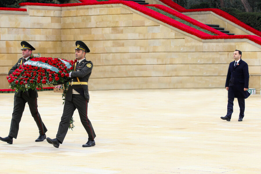 Dövlət Agentliyinin şəxsi heyəti Şəhidlər xiyabanında - FOTOLAR