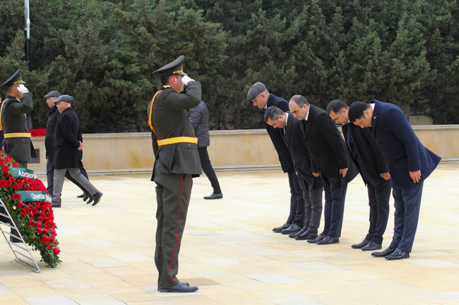 Dövlət Agentliyinin şəxsi heyəti Şəhidlər xiyabanında - FOTOLAR