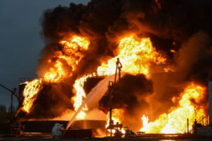 Rusiyada neft zavodunda yanğın - VİDEO