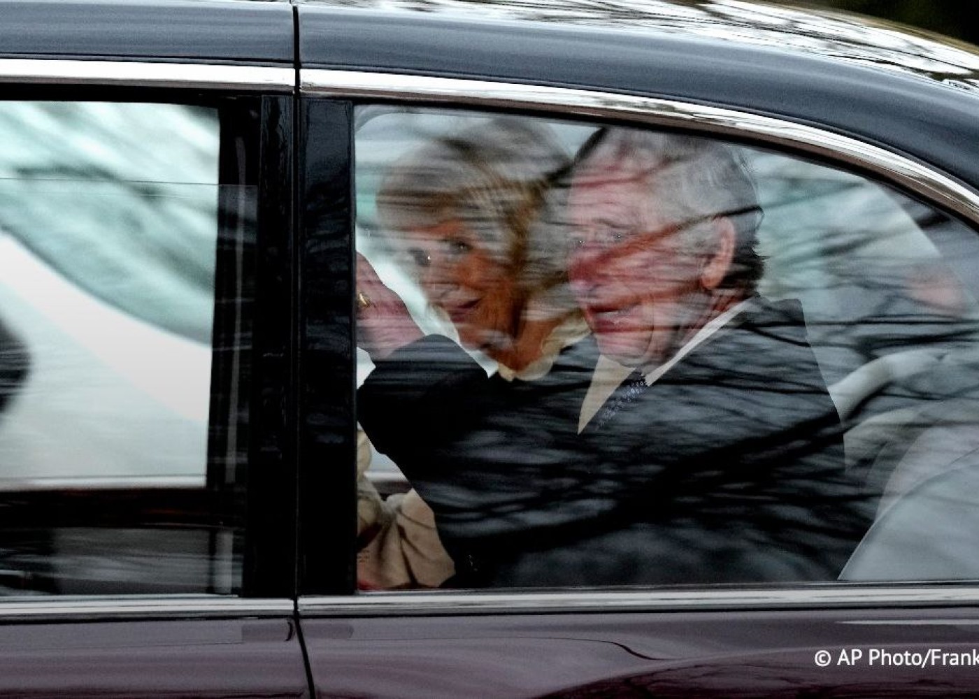 Kral xərçəng diaqnozundan sonra ilk dəfə ictimaiyyət arasında - VİDEO 1 Kral xərçəng diaqnozundan sonra ilk dəfə ictimaiyyət arasında - VİDEO