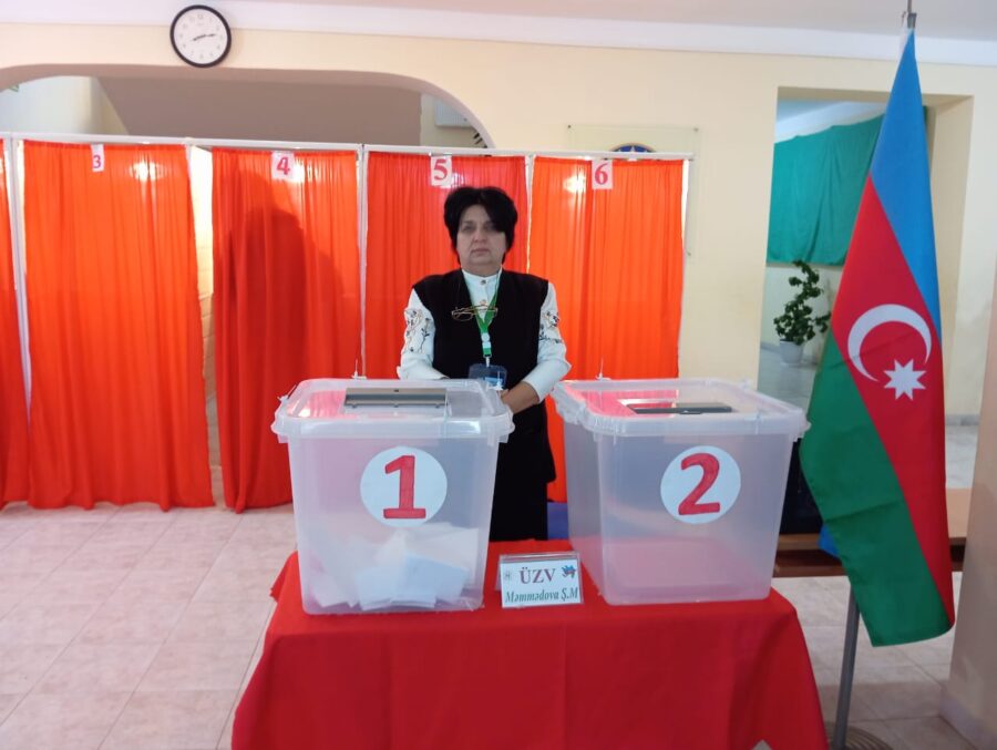 Daha bir seçki məntəqəsində səsvermə başladı - FOTOLAR 4 Daha bir seçki məntəqəsində səsvermə başladı - FOTOLAR
