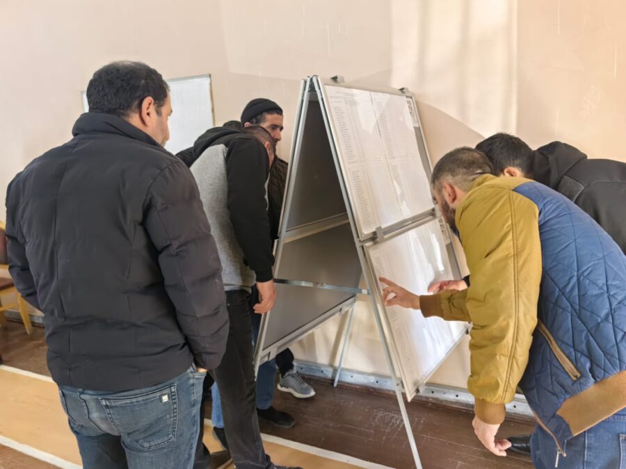 Bu dairədə YENİLİK: səsverməyə onlar da gəldi - FOTO