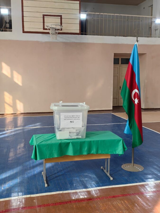 Bu dairədə YENİLİK: səsverməyə onlar da gəldi - FOTO