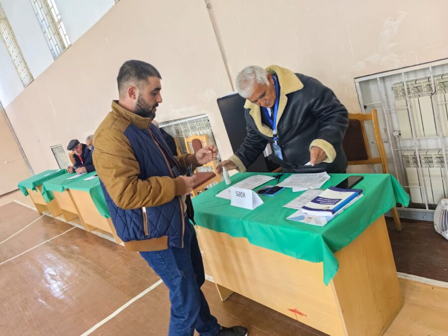 Bu dairədə YENİLİK: səsverməyə onlar da gəldi - FOTO