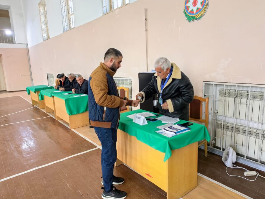 Bu dairədə YENİLİK: səsverməyə onlar da gəldi - FOTO