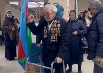 98 yaşlı seçici məntəqəyə gəldi, bunları dedi - VİDEO 1 98 yaşlı seçici məntəqəyə gəldi, bunları dedi - VİDEO