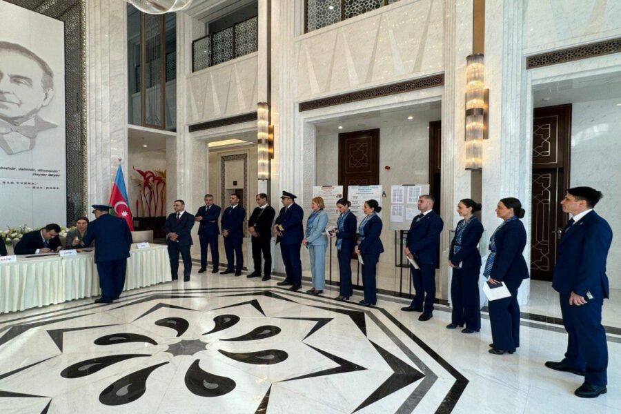 AZAL-ın uçuş heyəti Pekində səs verdi - FOTOLAR