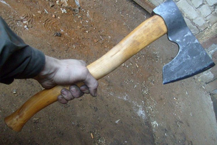 Tovuzda faciə: anası və bacısını baltaladı, evi yandırdı