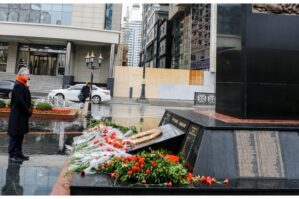 Britaniya səfiri "Ana harayı" abidəsinin önündə - FOTO