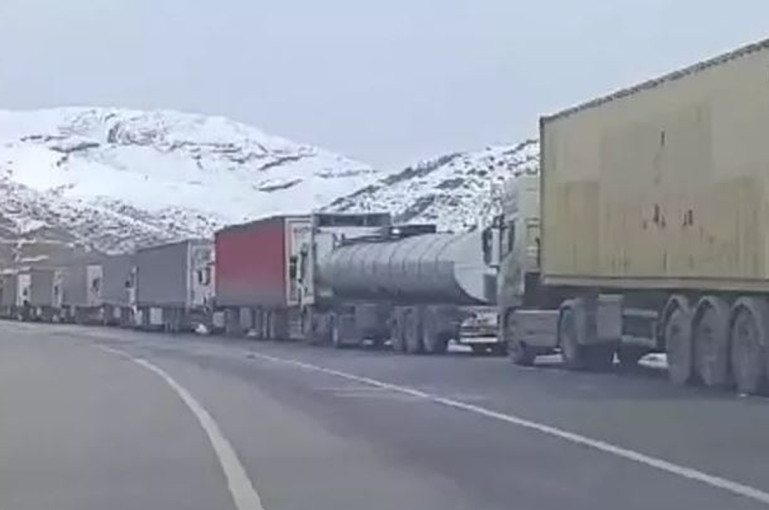 Türkiyə-İran sərhədində növbə: Sürücülər günlərdir gözləyir