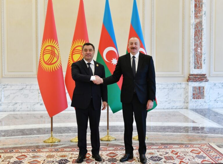 Əliyev Japarovu Azərbaycana səfər dəvət etdi