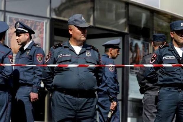 İrəvanda silahlılar polis bölməsinə hücum etdi: yaralılar var - VİDEO