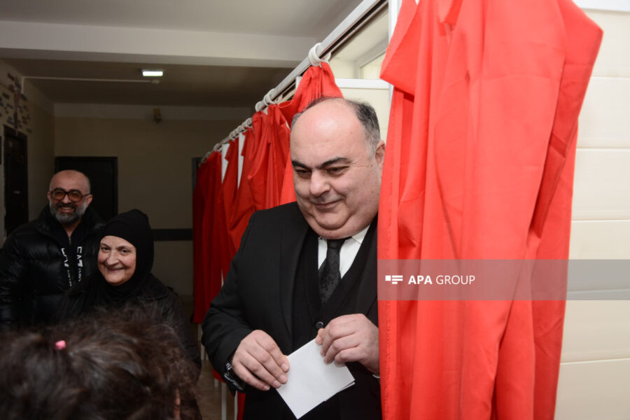 Prezidentliyə namizəd Fuad Əliyev səs verdi - FOTOLAR