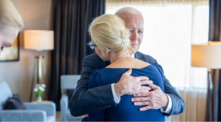 Bayden Navalnının xanımı və qızı ilə görüşdü - FOTO