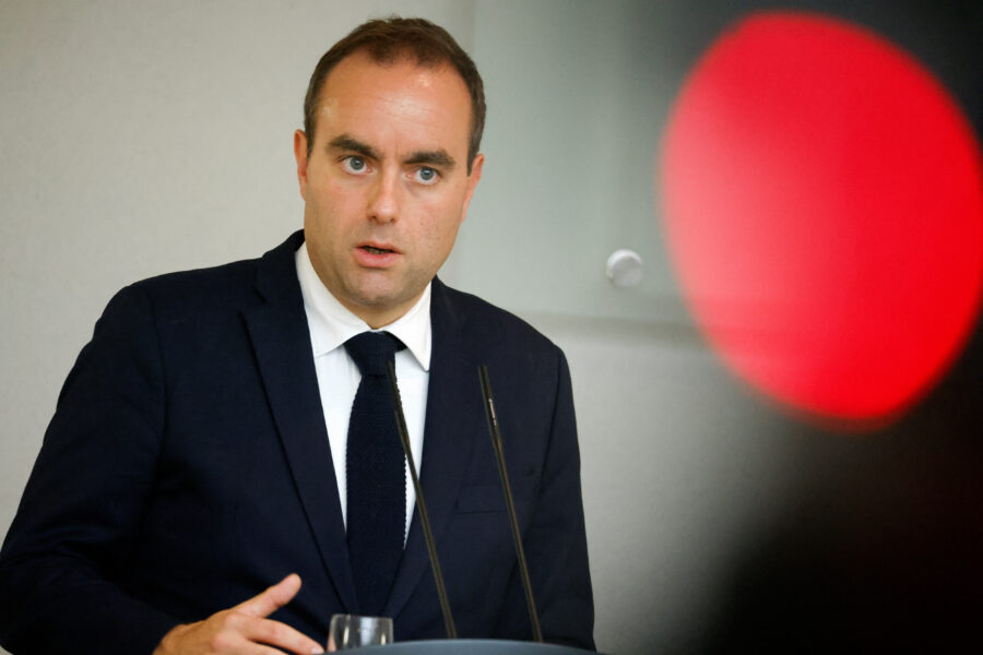 la photo du ministre francais des armees sebastien lecornu