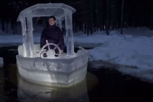 Belaruslu heykəltaraş heç kimin risk etmədiyi işi gördü - VİDEO 1 Belaruslu heykəltaraş heç kimin risk etmədiyi işi gördü - VİDEO