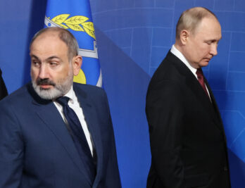 nikol pashinyan seen vladimir putin