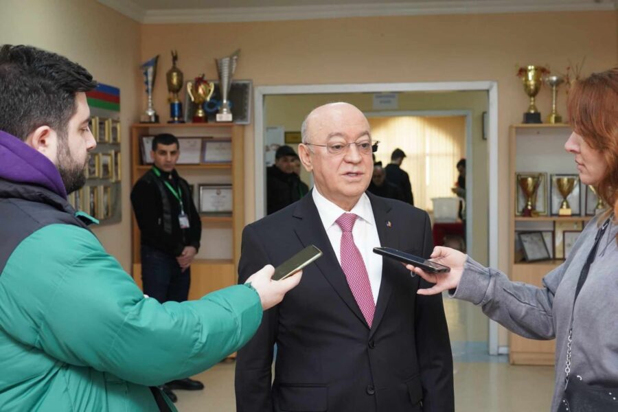 Kəmaləddin Heydərov da səs verdi - FOTO 2 Kəmaləddin Heydərov da səs verdi - FOTO