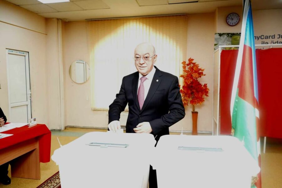 Kəmaləddin Heydərov da səs verdi - FOTO 4 Kəmaləddin Heydərov da səs verdi - FOTO