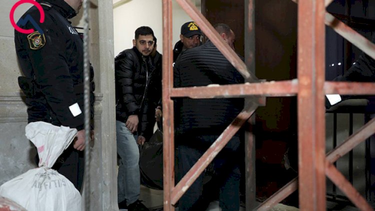 Qətlə yetirilən Elmira ilə qızının nəşi mənzildən çıxarıldı - VİDEO