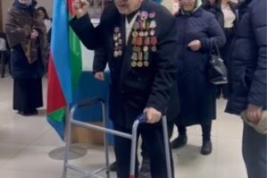 98 yaşlı seçici məntəqəyə gəldi, bunları dedi - VİDEO