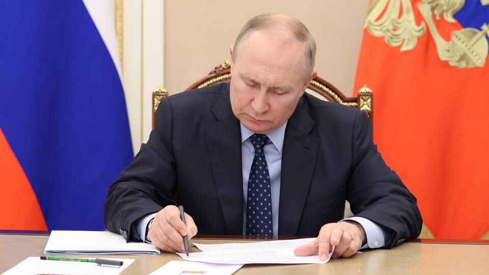 1707850477 putin emr
