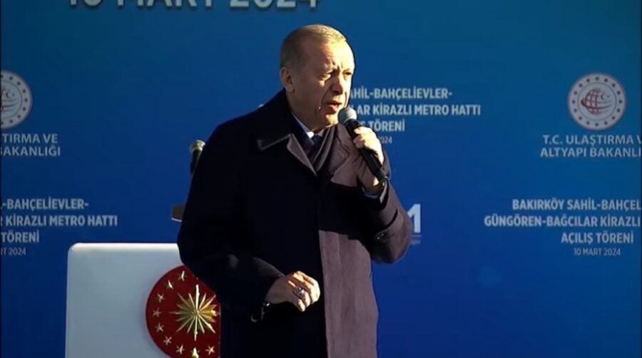 Ərdoğan İstanbul metrosunda qatar sürdü - FOTO/VİDEO