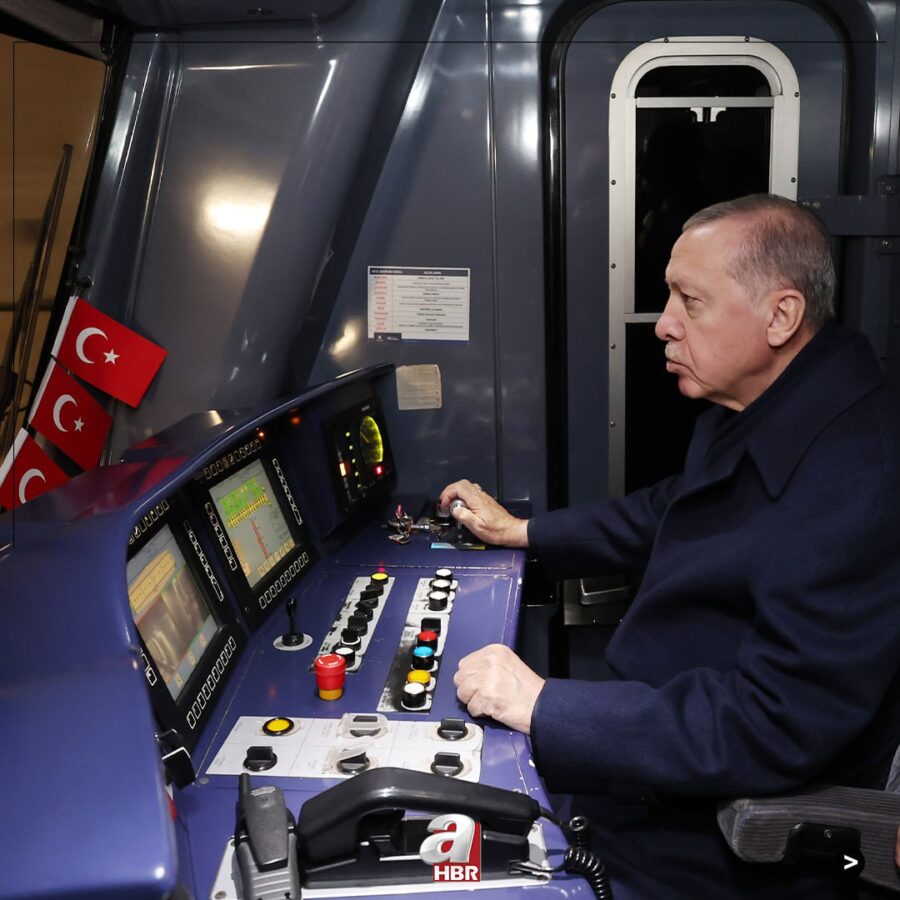Ərdoğan İstanbul metrosunda qatar sürdü - FOTO/VİDEO