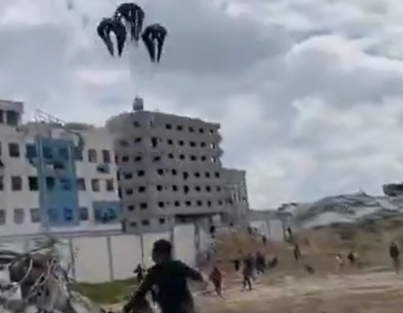 Qəzzada havadan atılan yardım insanların üstünə düşdü: ölənlər var - VİDEO