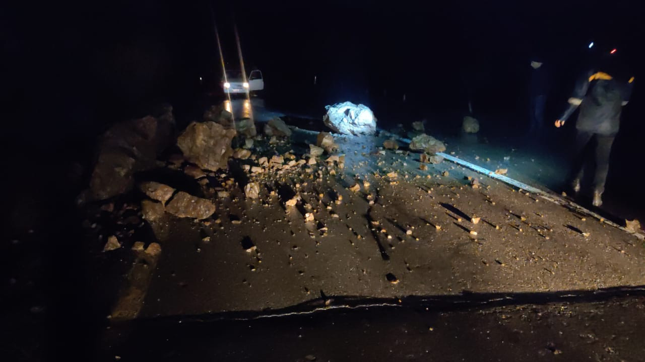 Şahbuzda avtomobil yolunda dağ uçqunu baş verdi - FOTO 3 Şahbuzda avtomobil yolunda dağ uçqunu baş verdi - FOTO