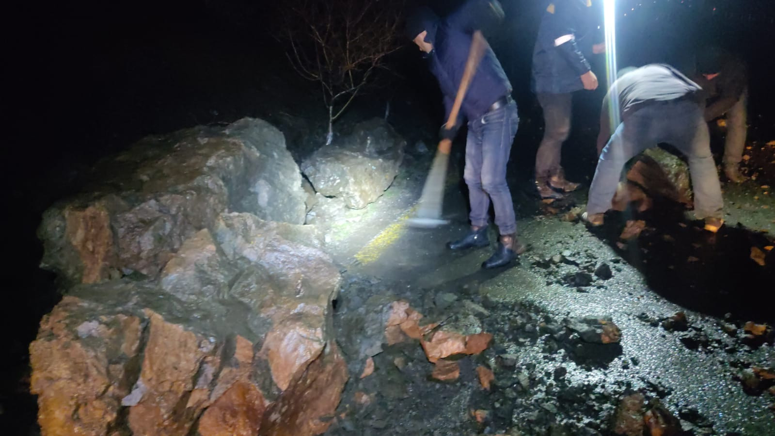 Şahbuzda avtomobil yolunda dağ uçqunu baş verdi - FOTO