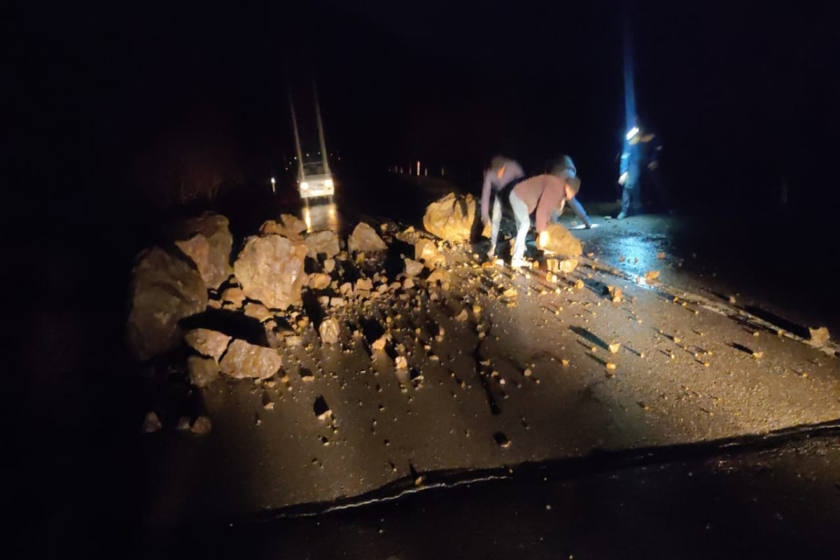 Şahbuzda avtomobil yolunda dağ uçqunu baş verdi - FOTO 1 Şahbuzda avtomobil yolunda dağ uçqunu baş verdi - FOTO