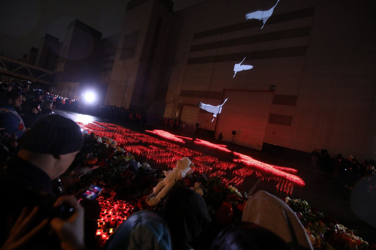 “Krokus”da ölənlər Müslümün mahnısı ilə yad edildi - FOTO/VİDEO