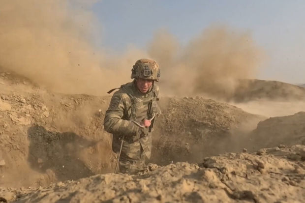 Hərbçilər Azərbaycan xanımlarını belə təbrik etdi - VİDEO