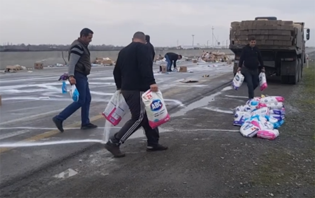 Tonlarla yuyucu toz yola dağıldı - VİDEO