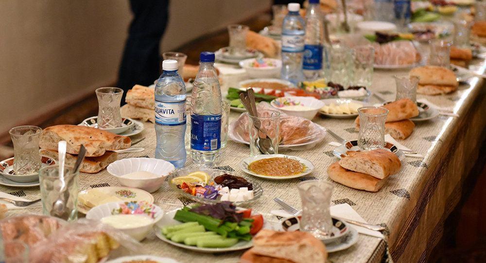 Ramazanda iftardan öncə ehsan vermək günahdır? – CAVAB