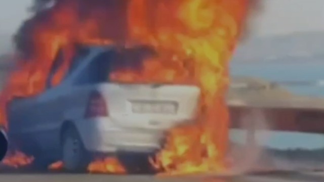 "Saray postu" yaxınlığında avtomobil külə döndü - VİDEO