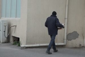 Bakıda vəzifəli şəxs indi küçələrdə yaşayır: “O səhv həyatımı alt-üst etdi” – VİDEO