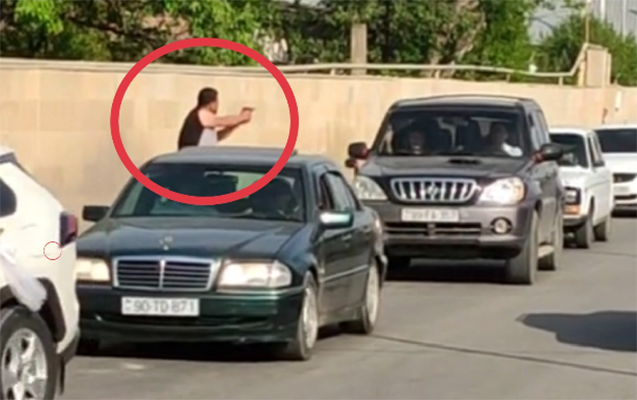 Avtomobillərə “silah” tuşlayan şəxsin kimliyi bilindi - VİDEO 1 masin silah